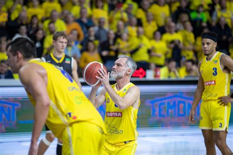 ivan trojan opava|Trojan je frajer, píší fanoušci. Herec při premiéře v basketbalové。